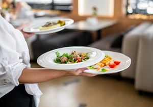 Mladi konobar priznao kolike su im plate na primorju