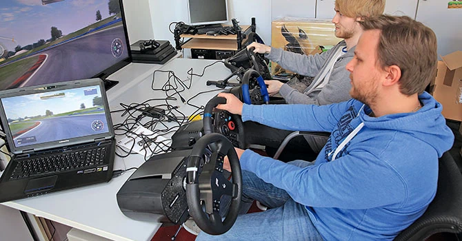 Każda z trzech testowych gier stawia kierownicy inne wymagania: w grach rajdowych jak Dirt Rally potrzebny jest mocny force feedback i efekty wibracyjne, w F1 2016 milimetrowa precyzja. W Project Cars gracz natomiast musi dokładnie wyczuwać przyczepność.
