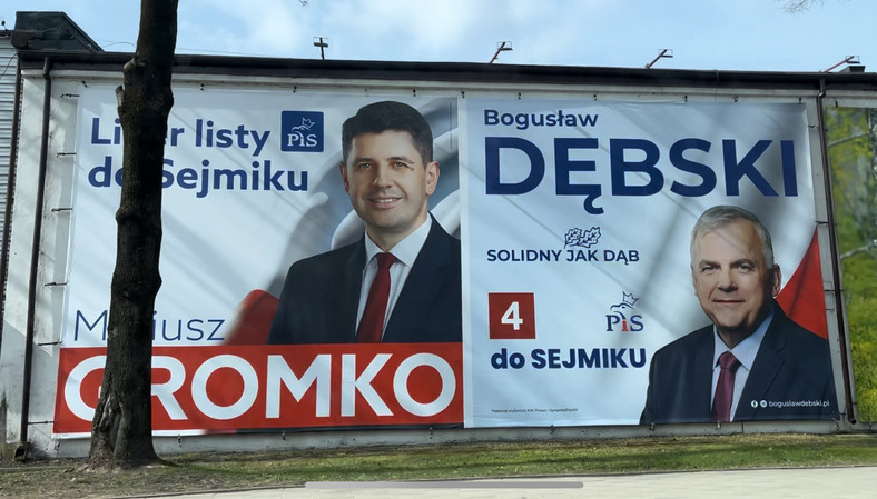 Plakaty wyborcze ceglanym budynku kotłowni fabryki Hasbachów w Białymstoku wpisanym do ewidencji zabytków