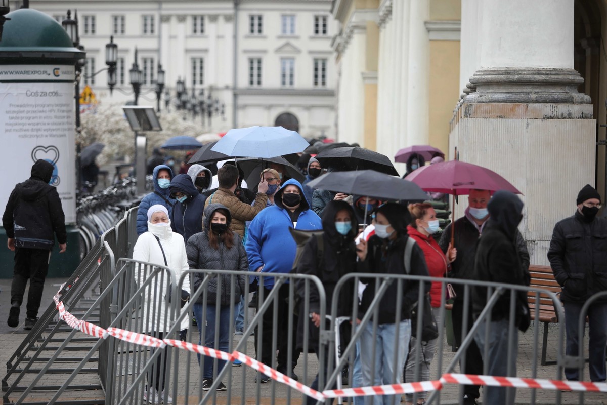 Kolejka do punktu szczepień na placu Bankowym w Warszawie