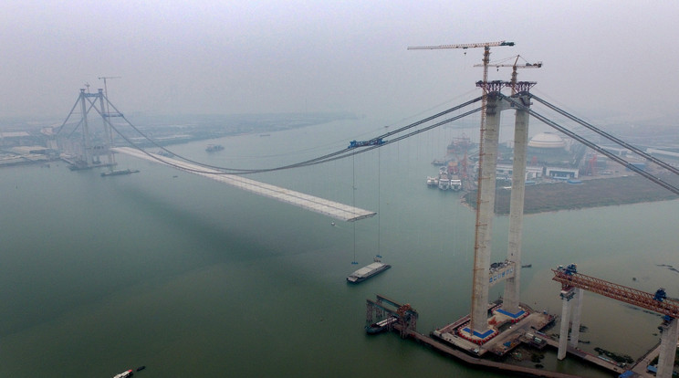 A kínai híd az erős szél miatt hullámzott / Fotó: Northfoto