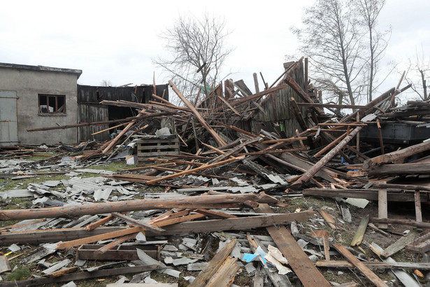 Zniszczenia po przejściu trąby powietrznej w miejscowości Smaszków