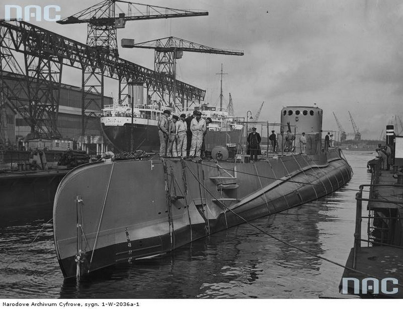 Okręt podwodny ORP "Sęp" w stoczni w Vlissingen, 1938 r. źródło: Narodowe Archiwum Cyfrowe "Sęp" należał do najmłodszych okrętów przedwojennej polskiej marynarki. Został zwodowany 17 października 1938 r. w stoczni w Rotterdamie. Wiosną 1939 r., kiedy groźba wybuchu wojny z Niemcami stała się bardzo realna, polscy marynarze siłą przejęli niedokończony okręt i odpłynęli do Gdyni. 3 września "Sęp" został uszkodzony w ataku u-boota, niemieckiego okrętu podwodnego. Dzień później dowódca jednostki zdecydował o przejściu na szwedzkie wody terytorialne. Tam "Sęp" został rozbrojony, a jego załoga - internowana.