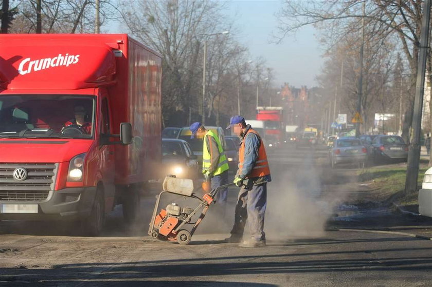 Łatają dziury w godzinach szczytu