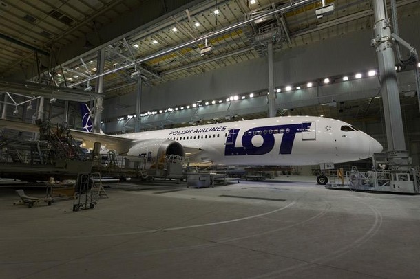 Boeing Dreamliner LOT hangar samolot