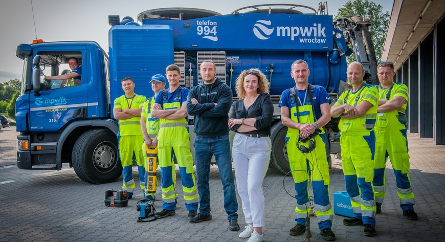 Kluczem do sukcesu okazali się ludzie - zespoły techników i inżynierów codziennie patrolujące sieć wodociągową Wrocławia. 