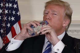 Marco Rubio informs Trump of the proper form for pausing a speech to take a sip of water