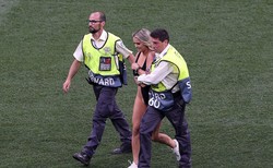 Półnaga wbiegła na boisko, przerywając finał Ligi Mistrzów w Madrycie. Kim jest Kinsey Wolanski? [FOTO]