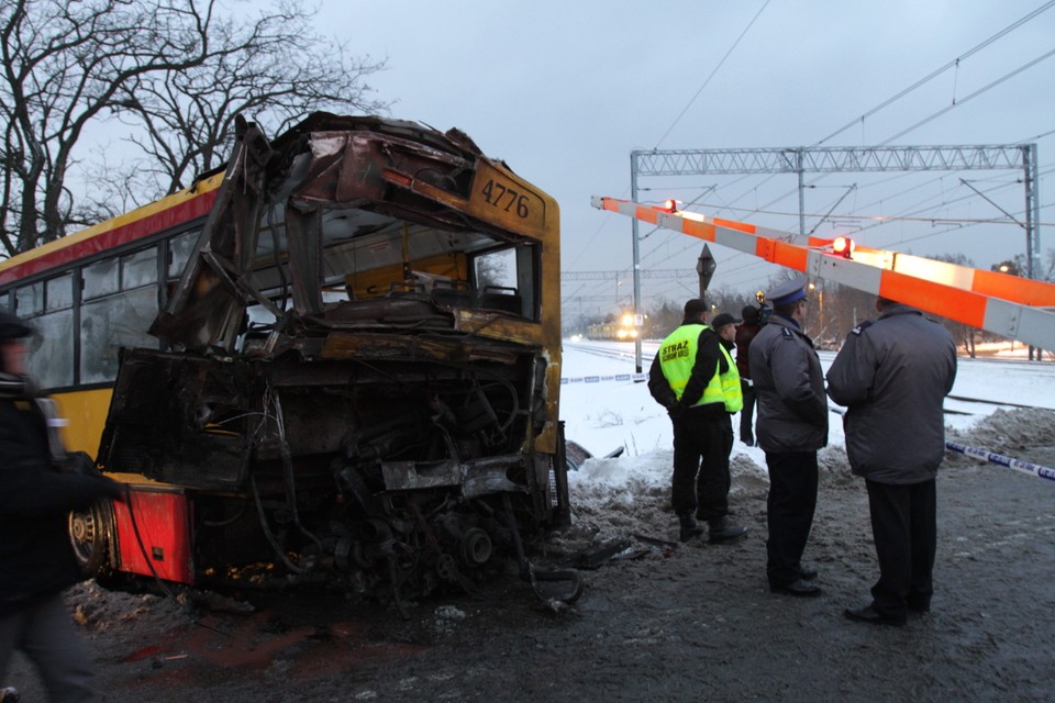 WARSZAWA WYPADEK ZDERZENIE POCIĄGU Z AUTOBUSEM