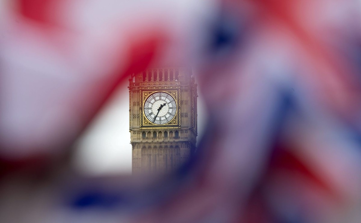 Big Ben widziany przez brytyjską flagę