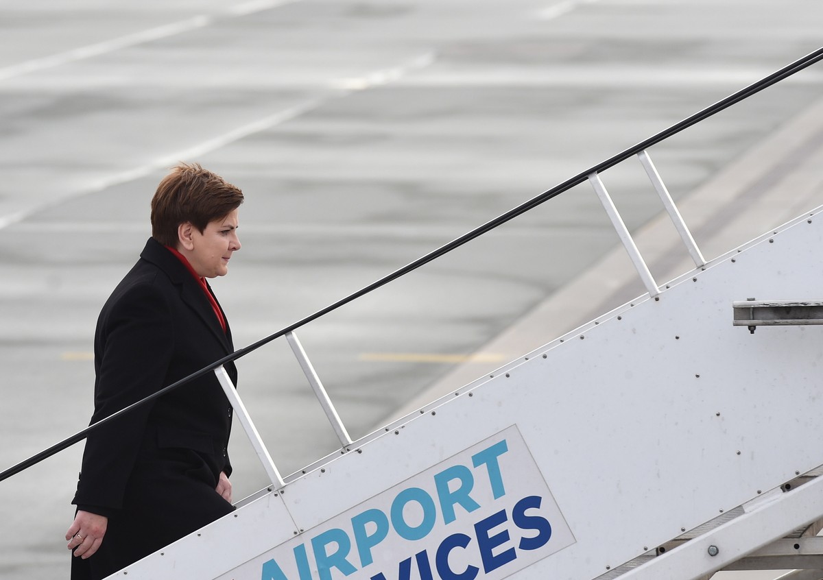 Premier Beata Szydło wchodzi na pokład samolotu na lotnisku wojskowym w Warszawie przed wylotem do Brukseli i Paryża