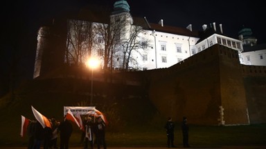 Pierwsza taka miesięcznica na Wawelu. Politycy PiS już bez specjalnego nadzoru