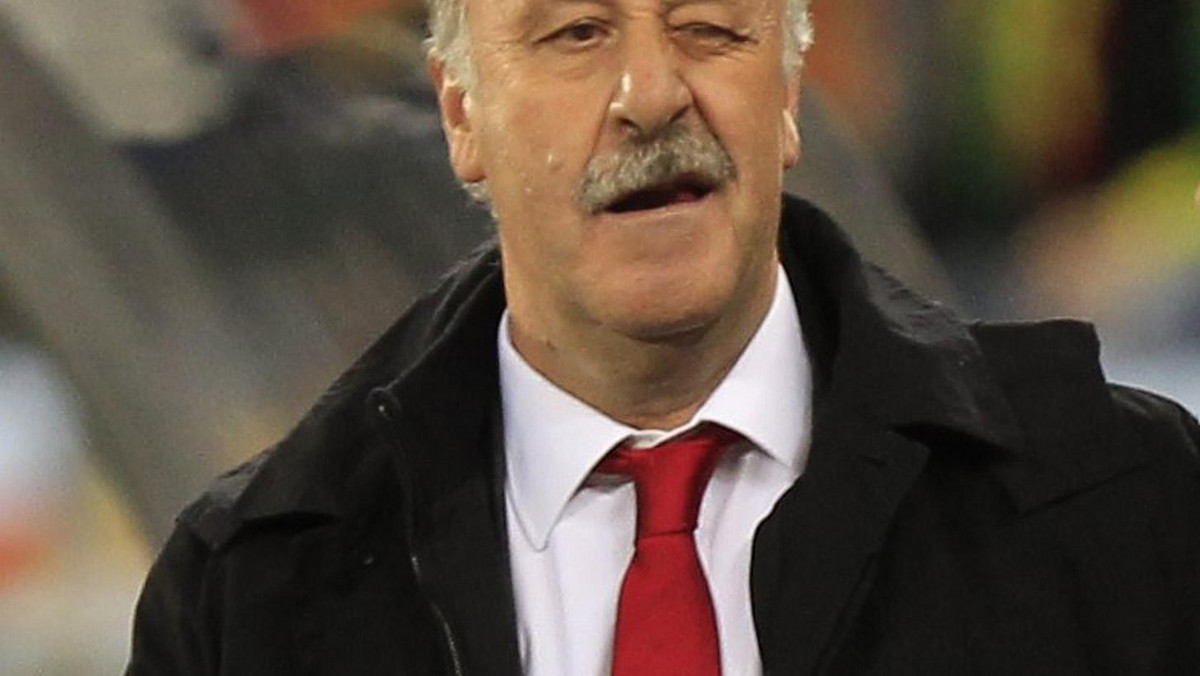 Szkoleniowiec reprezentacji Hiszpanii, Vicente del Bosque wyraził swoje obawy co do kolejnych występów jego drużyny. Uważa on, że nadmierna ilość pochwał płynąca w stronę zespołu może skutkować negatywnie na poczynania na boisku.