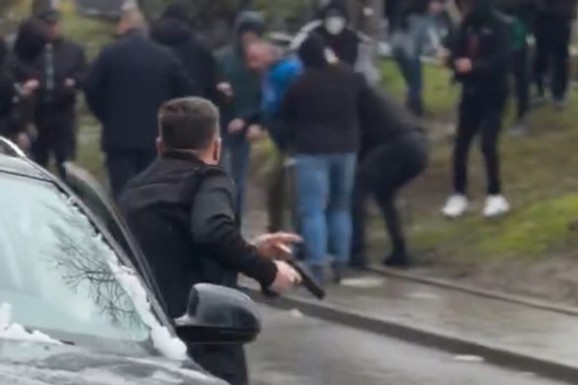 (FOTO) ČOVEK SA PIŠTOLJEM ISPRED OPŠTINSKOG ODBORA SNS Mediji tvrde da je u pitanju Slobodan Divac, lokalni kafedžija i pristalica opozicije