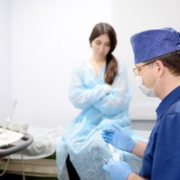 Az orvos elmondja, milyen esetben javasolt az emlő aspirációs citológia