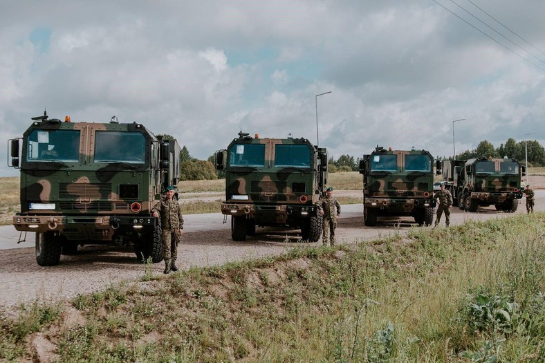 Cztery polskie wyrzutnia K239 Chunmoo (Homar-K) z 1 Mazurskiej Brygady Artylerii w Węgorzewie. Wyrzutnie osadzono na polskim podwoziu Jelcz P882.57.