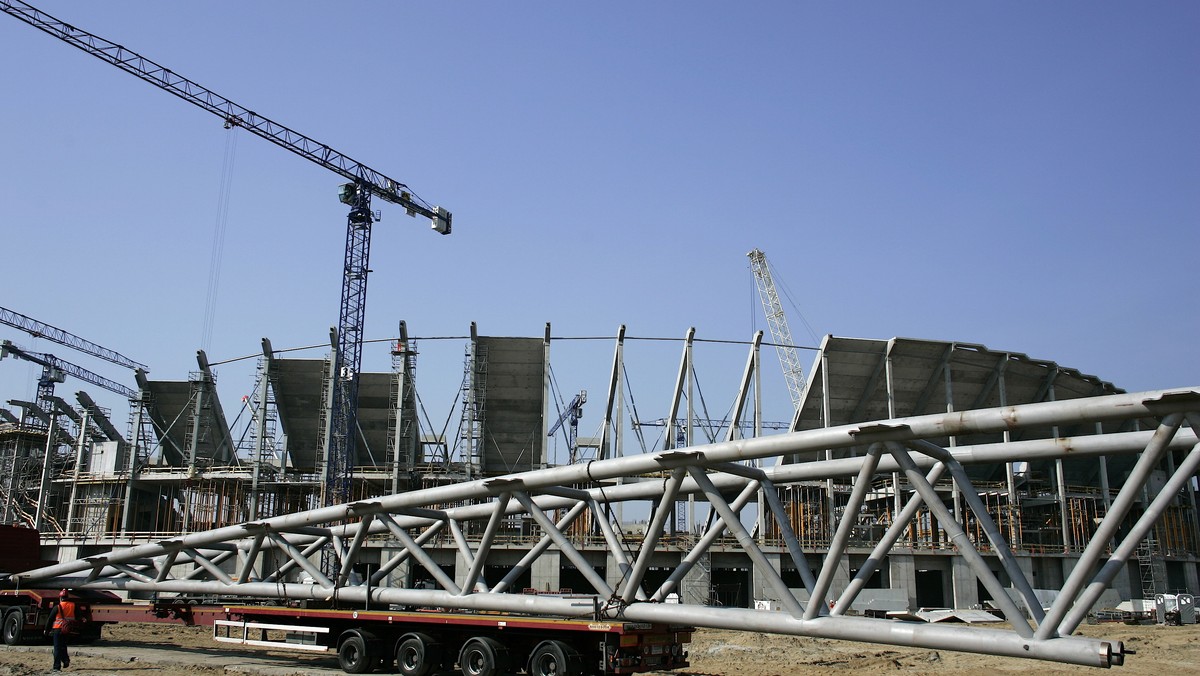 Władze Gdańska zdecydowały o przesunięciu o tydzień zaplanowanego na najbliższą niedzielę (18 kwietnia) Dnia Otwartego stadionu, który powstaje z myślą o piłkarskich mistrzostwach Europy w 2012 roku. Impreza odbędzie się 25 kwietnia.