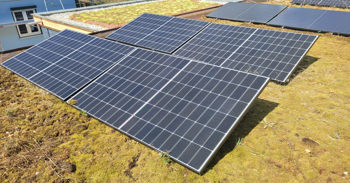 Küçük enerji santrali, 1799 Euro'ya ankraj depolamalı 2000 Wp'lik bir set sunuyor