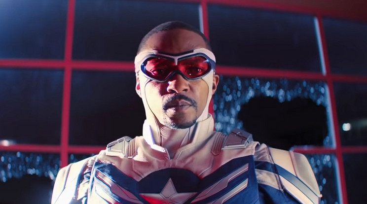 Sam Wilson (Anthony Mackie) a Sólyom és a Tél Katonájában végre beadta a derekát és magára öltötte Amerika Kapitány szerelését / Fotó: Marvel Entertainment