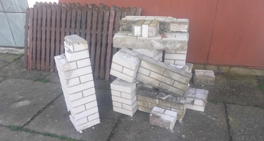 Nevreme oborilo betonsku ogradu u selu Kloka kod Topole