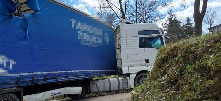 Kierowca ciężarówki ślepo zaufał nawigacji – uszkodził budynki i zablokował drogę