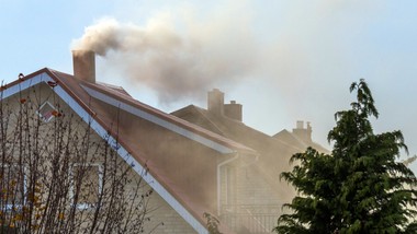 gigantyczny smog w krakowie. rcb wysyła alerty, a miasto wprowadza darmową komunikację