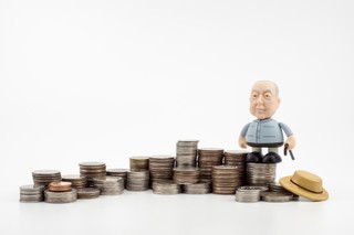 Obniżenie wieku emerytalnego: Co z emeryturą pomostową, świadczeniem kompensacyjnym i zasiłkiem przedemerytalnym?