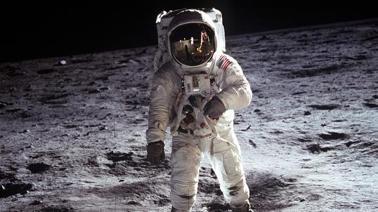 50. rocznica lądowania na Księżycu. Co Ziemianom daje podbój kosmosu?  [WYWIAD]