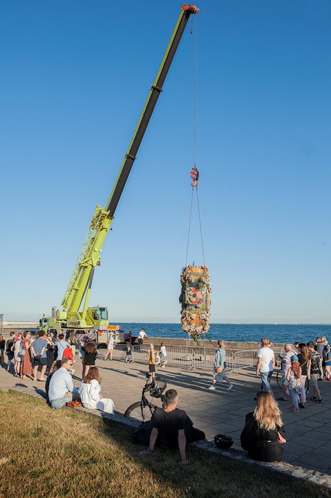 Gdynia: wyłowione Porsche 911 pokryte "rafą koralową". To część festiwalu GDD