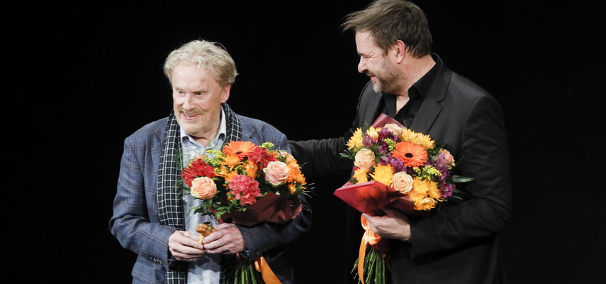 Daniel Olbrychski świętował 60-lecie na premierze w teatrze Tomasza Karolaka. Przybyło dużo gwiazd [ZDJĘCIA]