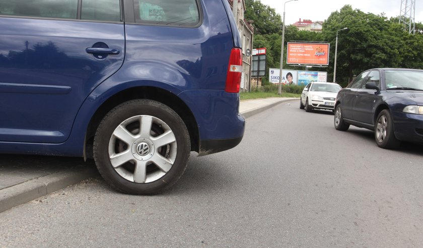 krawężniki przy ul. Kartuskiej w Gdańsku