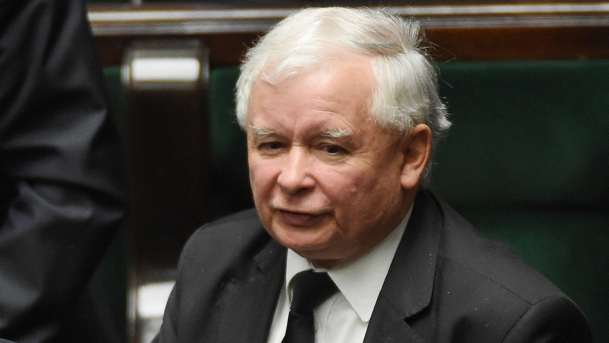 Jarosław Kaczyński pojawił się dziś na spotkaniu z klubem PiS. Prezes partii apelował do posłów, by nie zachowywali się tak, jakby mieli "zwycięstwo w kieszeni". Podkreślił, że członkowie partii powinni prowadzić kampanię tak, jakby "zaczynali z poziomu 20 procent". Przebieg wystąpienia opisuje "Gazeta Wyborcza".