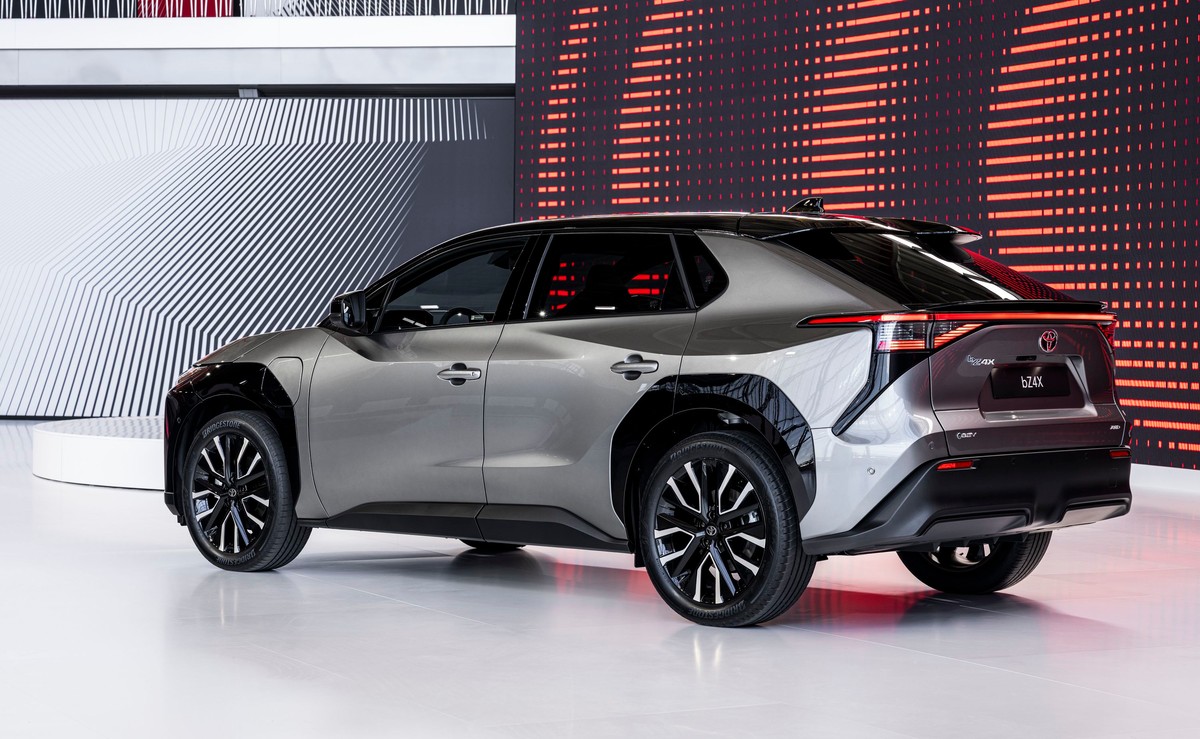 Nowa Toyota bZ4X to SUV w stylu coupe dłuższy i szybszy od RAV4