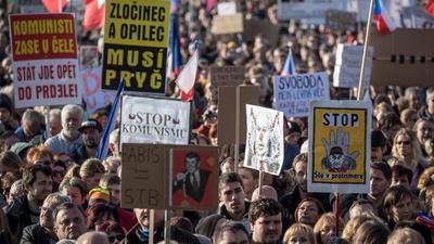 Czechy, Praga. Antyrządowa manifestacja w przededniu rocznicy aksamitnej rewolucji