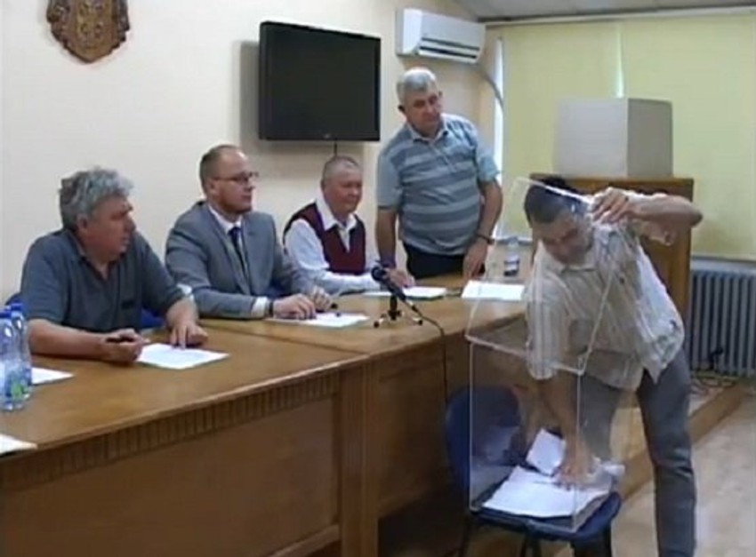 Odbornik SNS Mirko Važić vadi listiće iz glasačke kutije...
