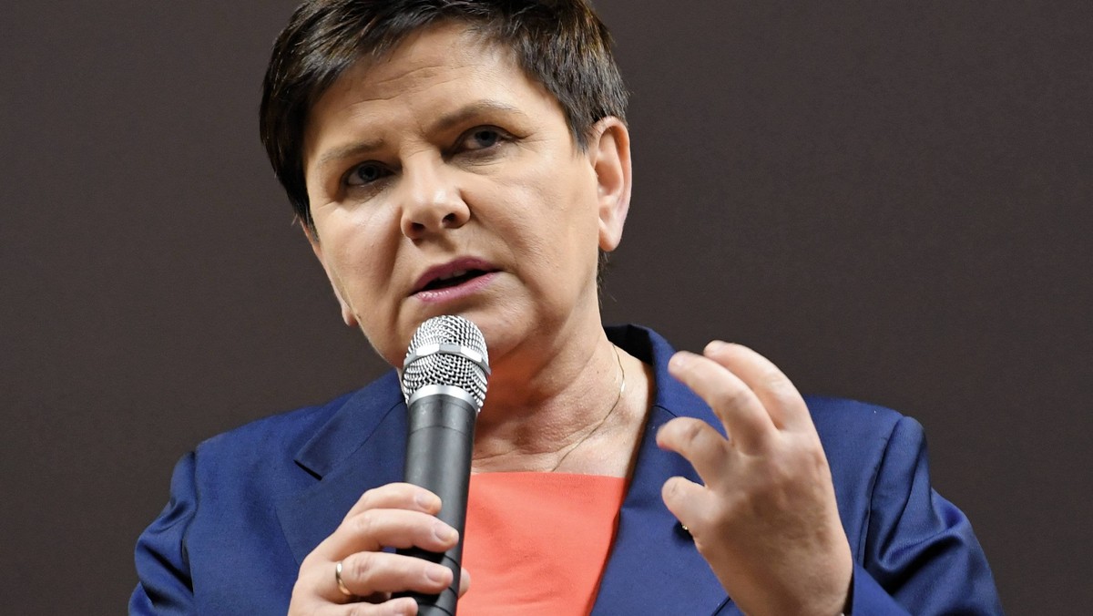 Beata Szydło napisała na Twitterze, że "program 500+ to ogromny sukces, będzie kontynuowany w obecnej formule". Była premier zaznaczyła także, że dyskusja o jego zmianie jest dziś niepotrzebna. "Lepsze jest wrogiem dobrego" - dodała szefowa Komitetu Społecznego Rady Ministrów.