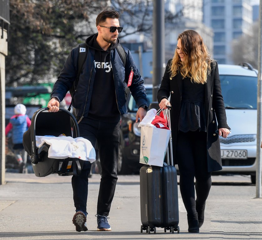 Rafał Maślak odebrał żonę i dziecko ze szpitala