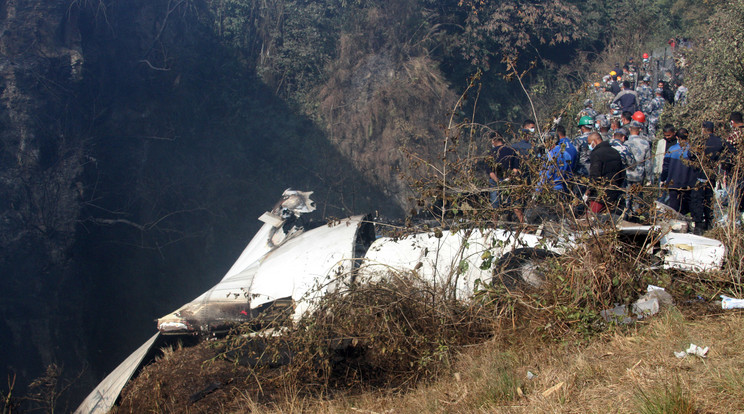 A repülőgép roncsait szemlézik a hatóságok/Fotó: MTI-EPA Bidzsaja Neupane