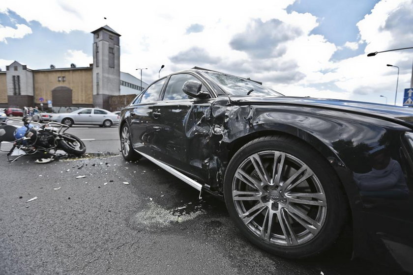 Koszmarny na drodze. Motocyklista przeleciał przez audi