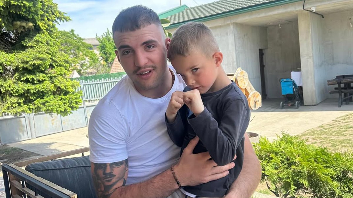 VELJKO PODELIO SLIKU IZ KUĆE U TITELU Pokazao kako provodi vreme sa sinom nakon povratka iz Rusije: Mali Željko preslikan on (Foto)