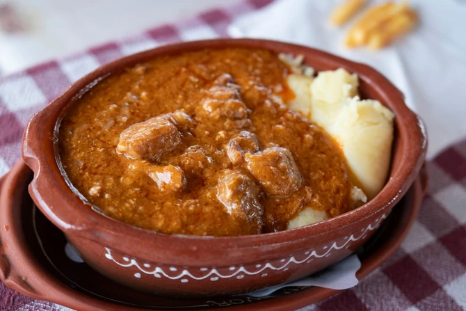 Gulaš je mađarska reč