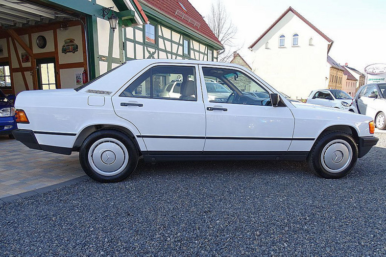 Mercedes 190 2.0 z przebiegiem 8600 km (26 950 euro).