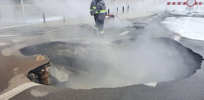 Chwile grozy w Warszawie! Pod autobusem zapadła się jezdnia