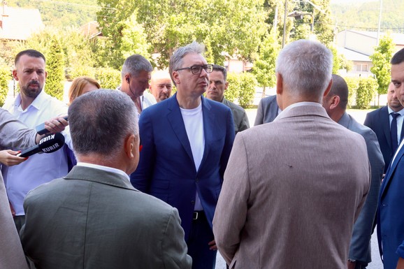 Vučić obilazi Industrijski kombinat livnicu Guča, obraća se građanima