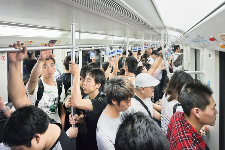 <b> Upychacz pasażerów </b>
<br></br>
Japończycy są znani z pracowitości, a także innowacyjnych pomysłów, które mają zapewnić, że pracownicy będą wykonywać swoje obowiązki jeszcze wydajniej. Filozofia zmian na lepsze na drodze do doskonałości (kaizen) wkroczyła (albo wsiadła) także do komunikacji miejskiej. Ścisk w porannym tramwaju do pracy to horror? Żeby przekonać się, że do pociągu miejskiego może wejść znacznie więcej osób niż się wydaje, warto zobaczyć filmik „Train Pushers At Work” na popularnym serwisie YouTube. Japońscy upychacze pasażerów dbają o to, by żaden centymetr podłogi w środkach komunikacji miejskiej nie zmarnował się w godzinach szczytu.