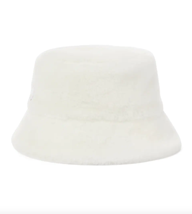 Chapeau en shearling de Prada, CHF 900 sur Mytheresa.
