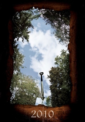 Pólagie dziewczyny i trumny.  Właśnie w ten sposób swoje usługi reklamuje jeden z producentów trumien. Czy ta reklama jest kontrowersyjna? Producent twierdzi, że nie.