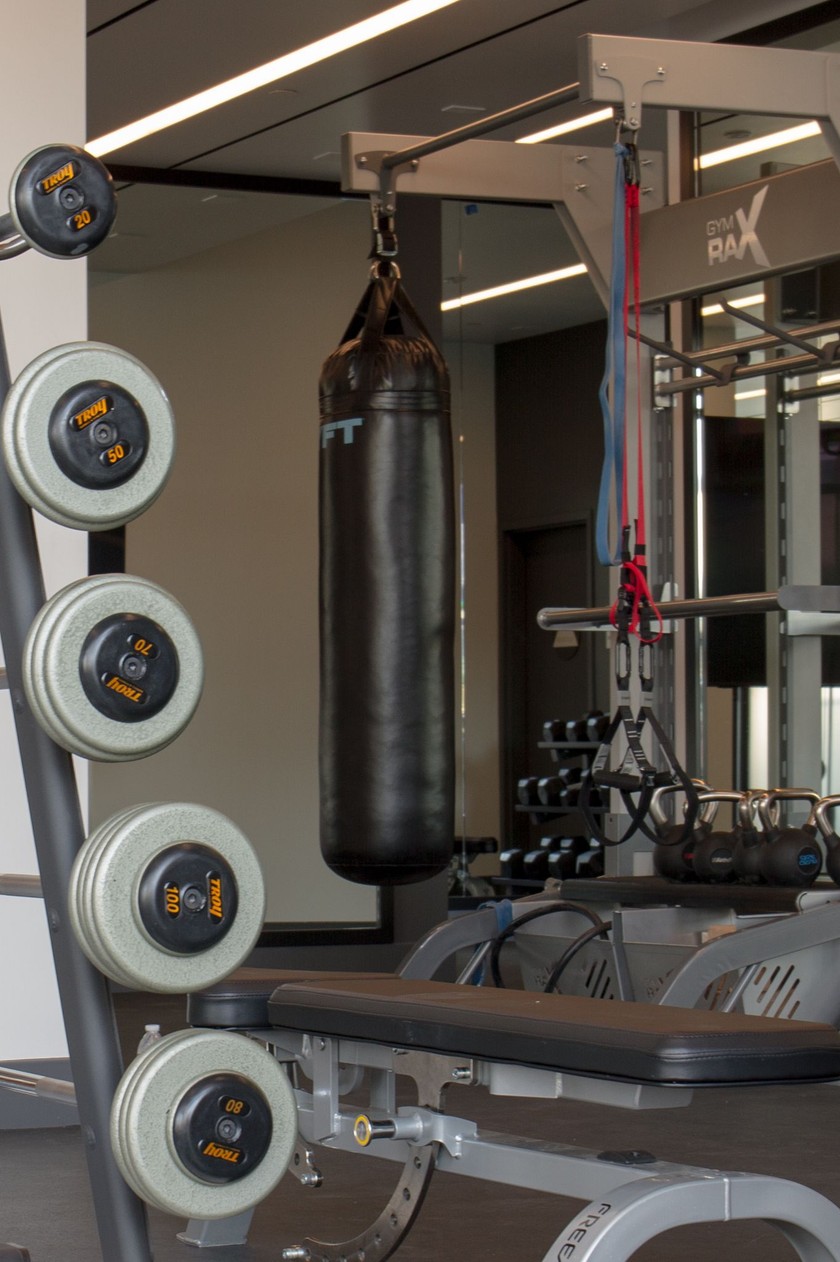 Auch ein Gym gibt es im Wohngebäude. Dort trifft man Lyda des Öfteren an.