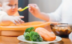 Żywienie małych dzieci kluczowe dla ich zdrowia. Żłobki dostaną poradniki