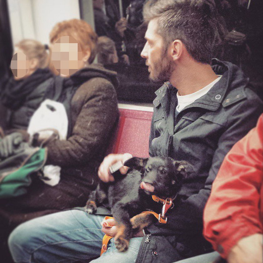 Leszek Stanek z psem w metrze